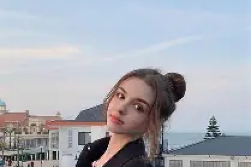韩国女星Jennie耍大牌事件后《时代》红毯争艳直角肩再成亮点