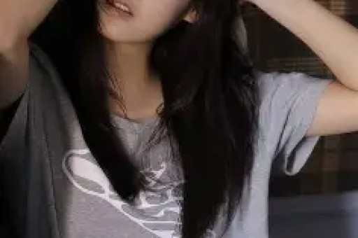 高圆圆也耍大牌？被多名工作人员围绕获助理蹲地上穿鞋惹争议